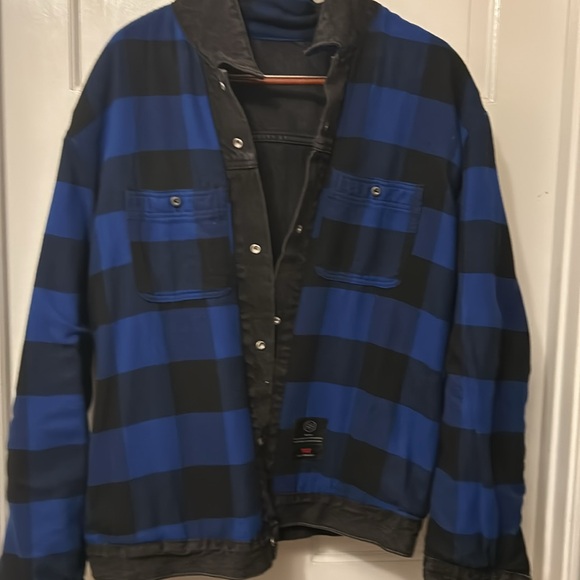 Levi’s insulated jacket with the blue and black plaid design on the inside - Picture 5 of 8